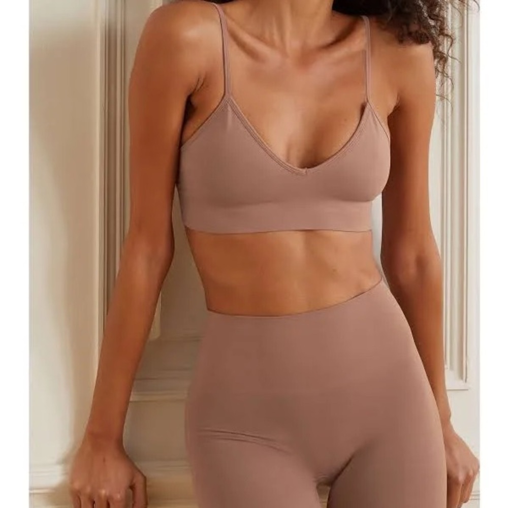 42. NWT SKIMS soft smoothing seamless short in Clay size small
